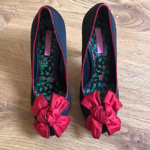 Betsey Johnson Vintage Bow Heels - Picture 2 of 4